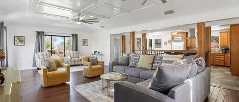 Televisio, kirjoja, työhuone