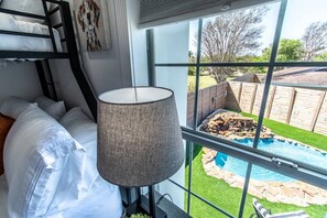 4 habitaciones, tabla de planchar con plancha, wifi y ropa de cama