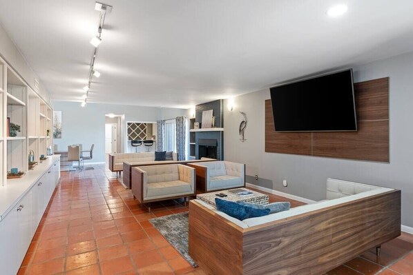 Fernseher, Kamin, Bücher, Arbeitsbereiche