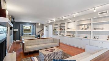 Una televisión, una chimenea, una oficina