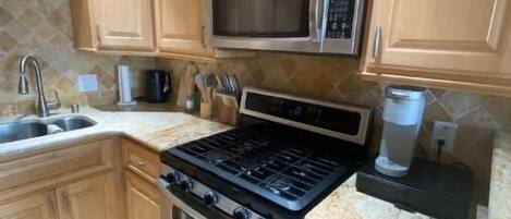 冰箱、微波炉、烤箱、炉灶