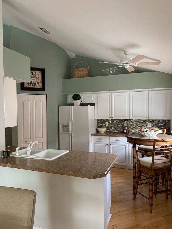 Fridge, microwave, oven, stovetop - Relax in the lifestyle of true Florida living! Close to beaches and shopping. (Bonita Springs)