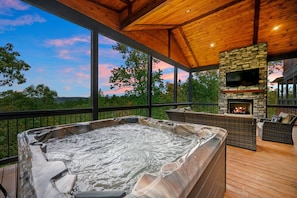 Outdoor spa tub - Reclaiming My Time - a Luxury Mountain Experience - 5 Bed/5-1/2 Bath (Broken Bow)