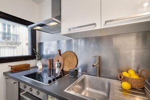 Kühlschrank, Mikrowelle, Ofen, Herdplatte