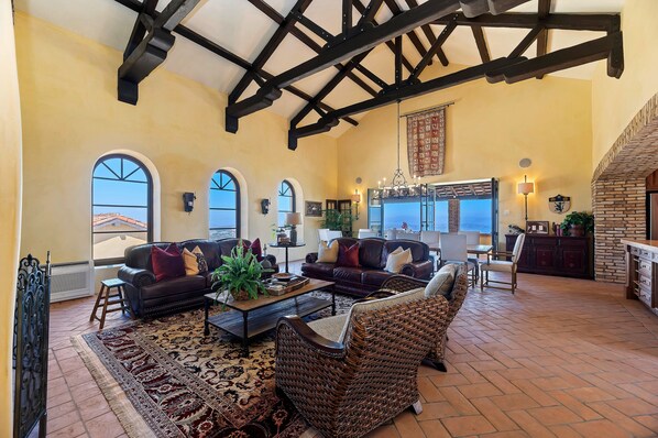 Smart TV, fireplace, ping pong, books