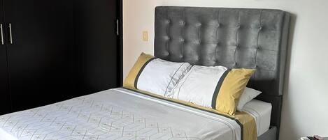 2 habitaciones, tabla de planchar con plancha, wifi y ropa de cama