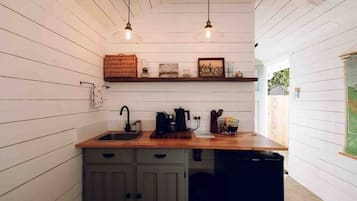 Fridge, stovetop, coffee/tea maker, toaster