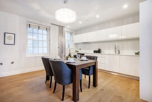 Dining - Aircon and Luxury 2 Bedr/3 Beds/2 Bath Covent Garden (Greater London)