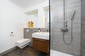 Douche, sèche-cheveux, serviettes fournies, savon