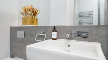 Douche, sĂšche-cheveux, serviettes fournies, savon