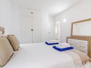 2 bedrooms, iron/ironing board, Internet, bed sheets