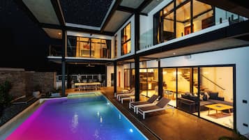 Outdoor pool, sun loungers