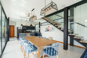 Premium-Villa | Essbereich im Zimmer