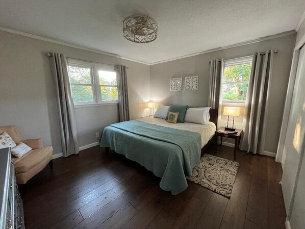 2 bedrooms, desk, iron/ironing board, travel crib