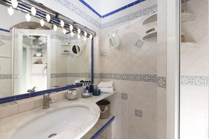 Shower, hair dryer, bidet, towels - Scala   63 (Roma)