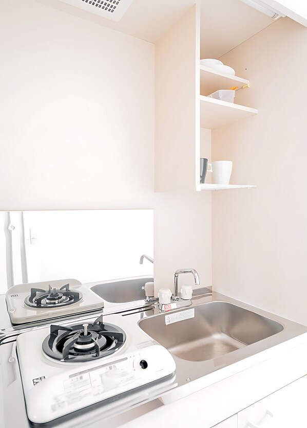 Een koelkast, een microgolfoven, een kookplaat, een waterkoker