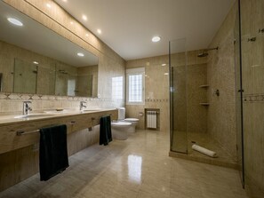 Badewanne, Haartrockner, Handtücher