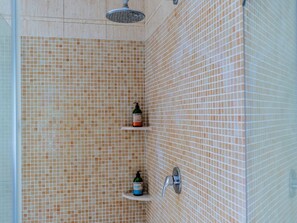 Baignoire, séchoir à cheveux, serviettes fournies