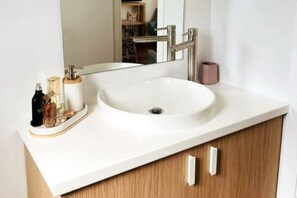 Dusche, Haartrockner, Handtücher, Seife