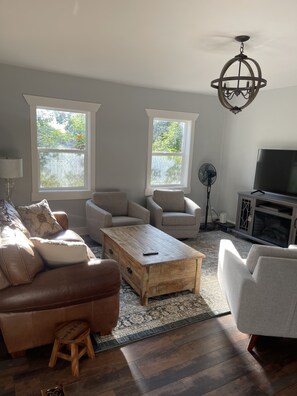 Smart TV, fireplace