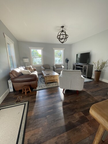 "BEE Home away from Home!"
A pioneer charmer, fully updated with buzzing decor. 