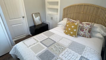 2 bedrooms, desk, iron/ironing board, travel crib