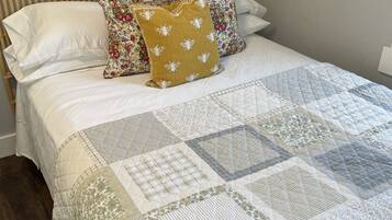 2 bedrooms, desk, iron/ironing board, travel crib