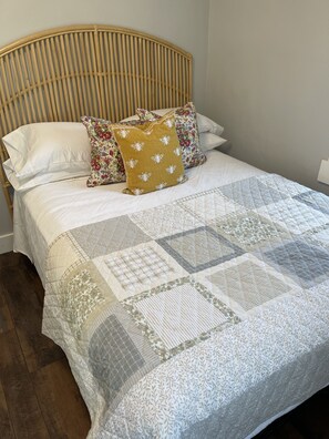 2 bedrooms, desk, iron/ironing board, travel cot