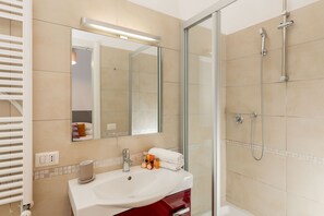 Shower, hair dryer, towels, soap - Great Trastevere (Roma)