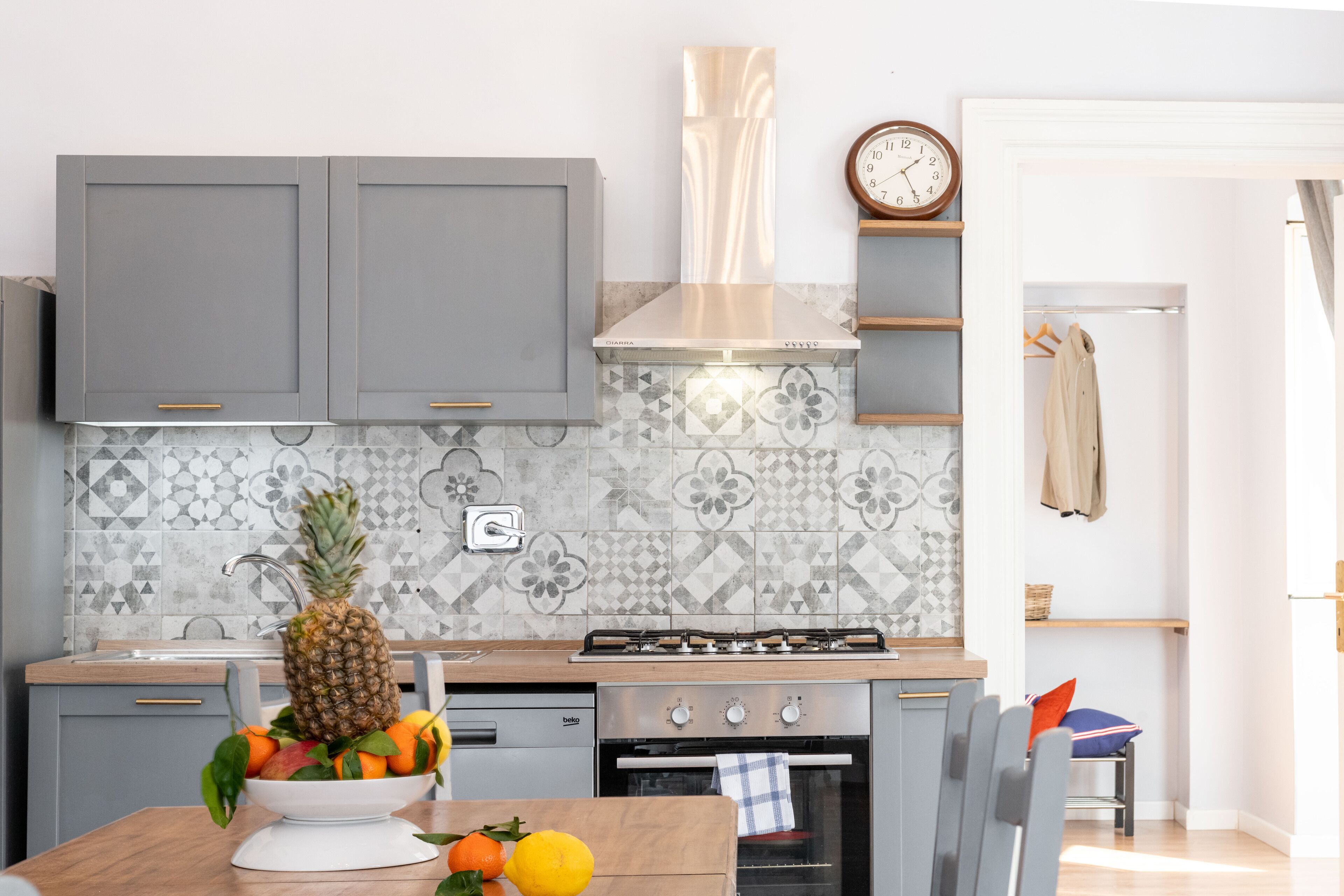 Kjøleskap, ovn, kokeplater og kaffetrakter/tekoker