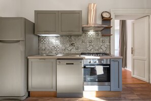 Kühlschrank, Ofen, Herdplatte, Wasserkocher mit Kaffee-/Teezubehör