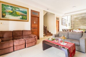 One Bedroom Apartment | Aire de séjour | Téléviseur