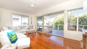 Smart TV, books - Anchor Down - Park your car and walk to everything. (Yamba)