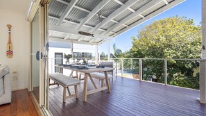 Outdoor dining - Anchor Down - Park your car and walk to everything. (Yamba)