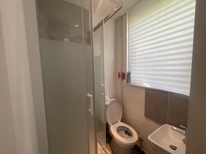 Shower, towels - Comfy and lovely 1-Bed Apartment in London (Catford)