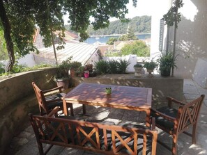 Outdoor dining - Cozy Seafront Retreat in Cavtat w Garden of Dreams🌄 (Cavtat)