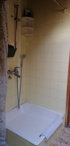 Shower, hair dryer, towels - Cozy Seafront Retreat in Cavtat w Garden of Dreams🌄 (Cavtat)
