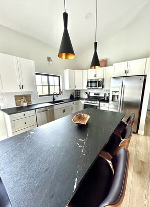 Frigorifero, microonde, forno, piano cottura