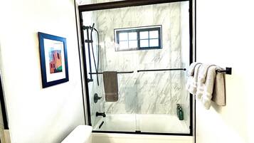 Dusche, Haartrockner, Handtücher, Seife