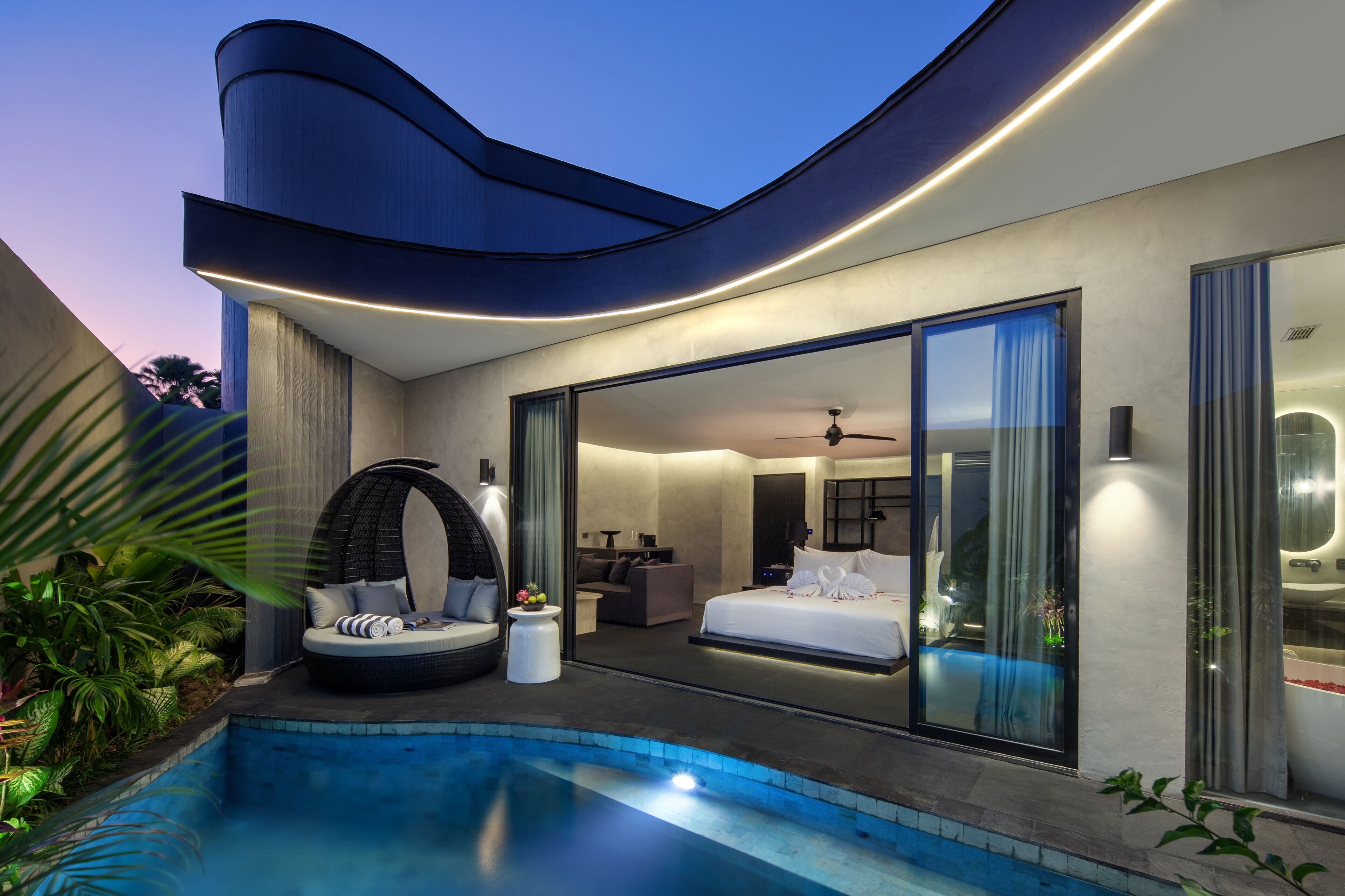 Exclusive Villa | Minibar, in-room safe, desk, laptop workspace