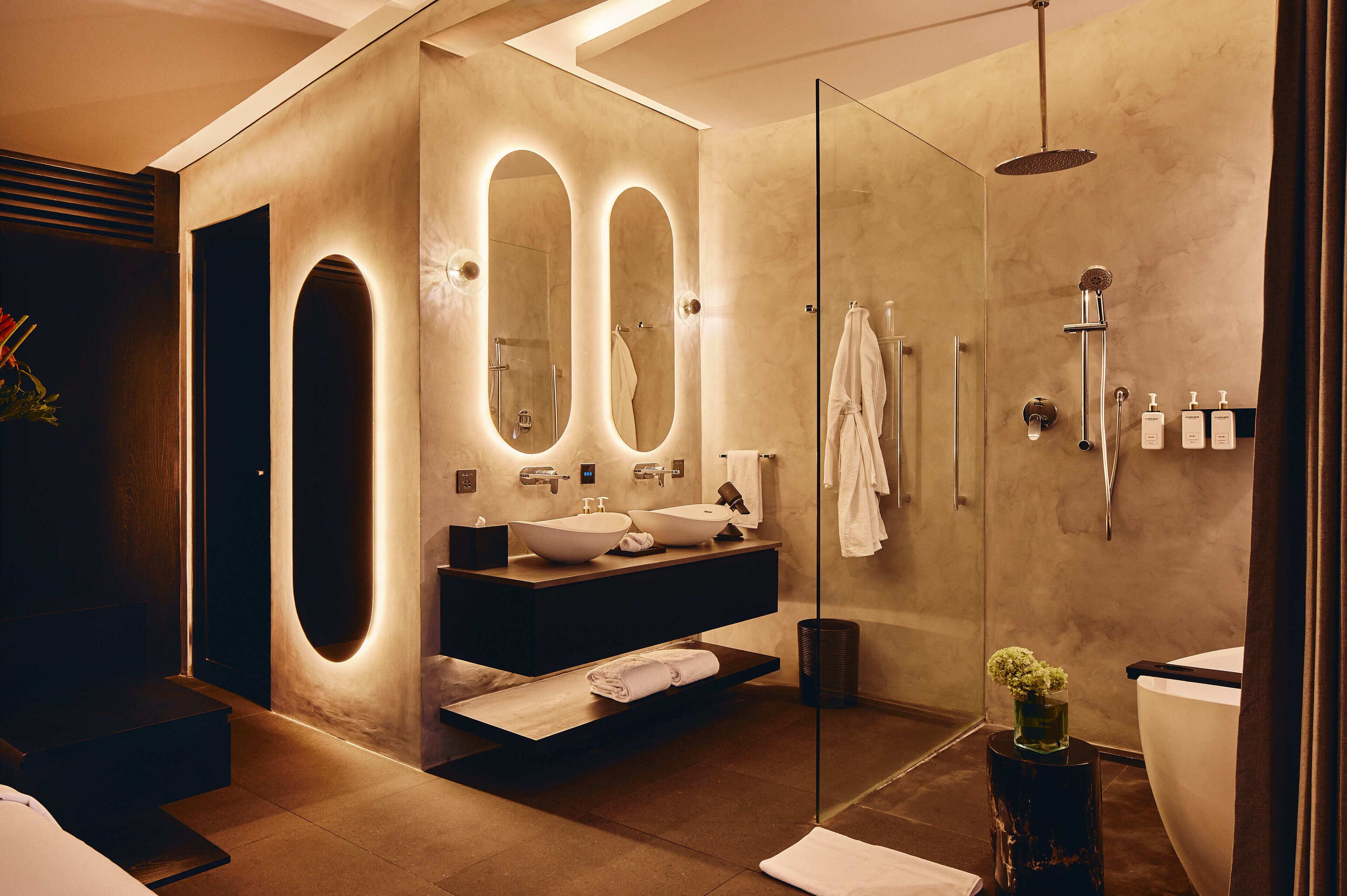 Villa exclusiva | Baño | Bañera y ducha independientes y artículos de higiene personal gratuitos