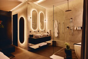 Villa exclusiva | Baño | Bañera y ducha independientes y artículos de higiene personal gratuitos