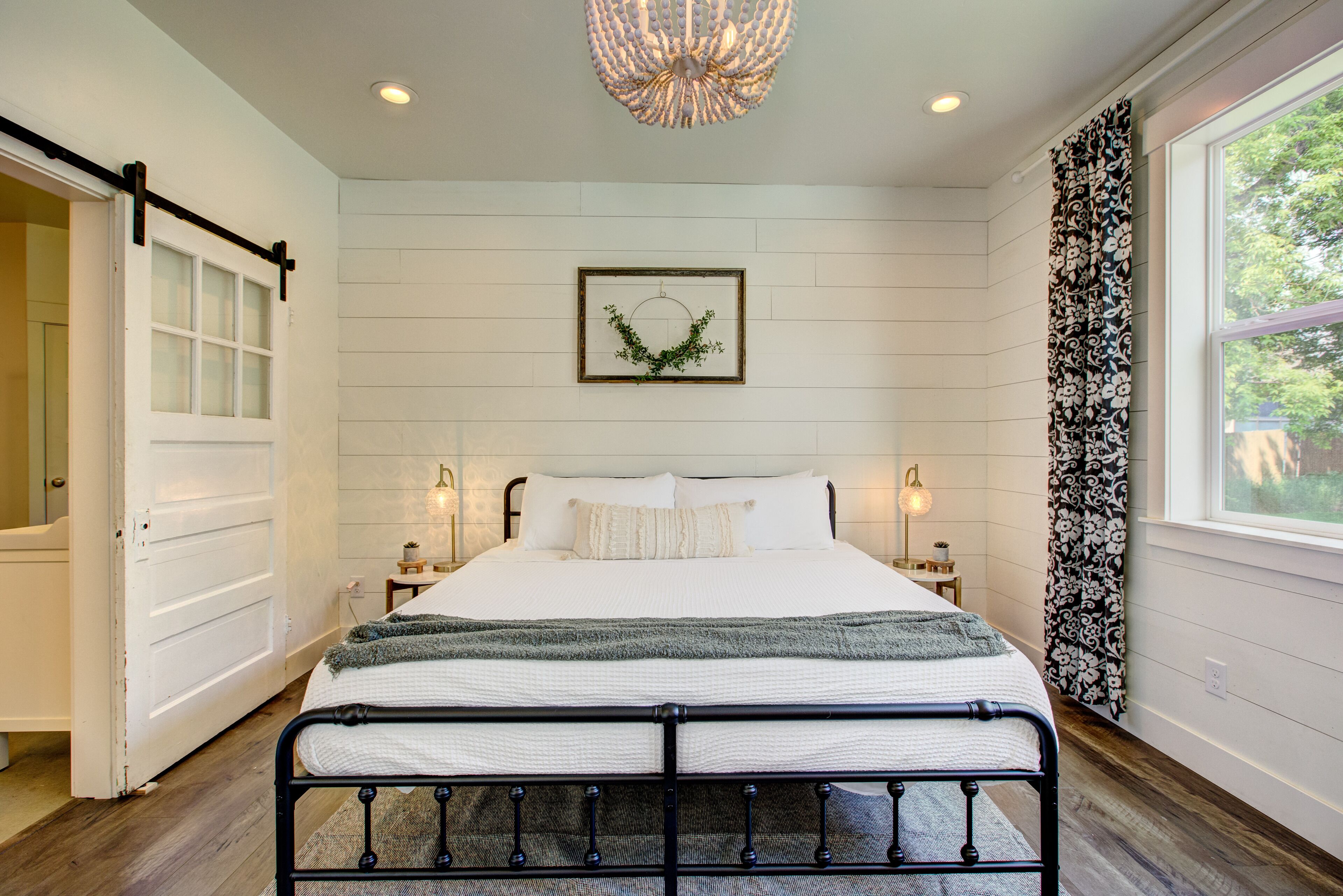 5 quartos, escrivaninha, ferros/tábuas de passar roupa, berço de viagem