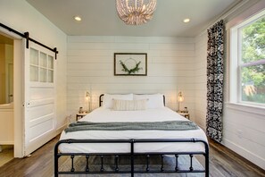 5 bedrooms, desk, iron/ironing board, travel cot