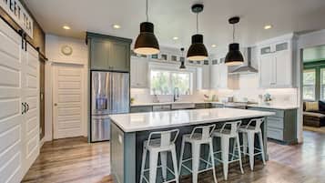 Geladeira, micro-ondas, fogão, cooktop