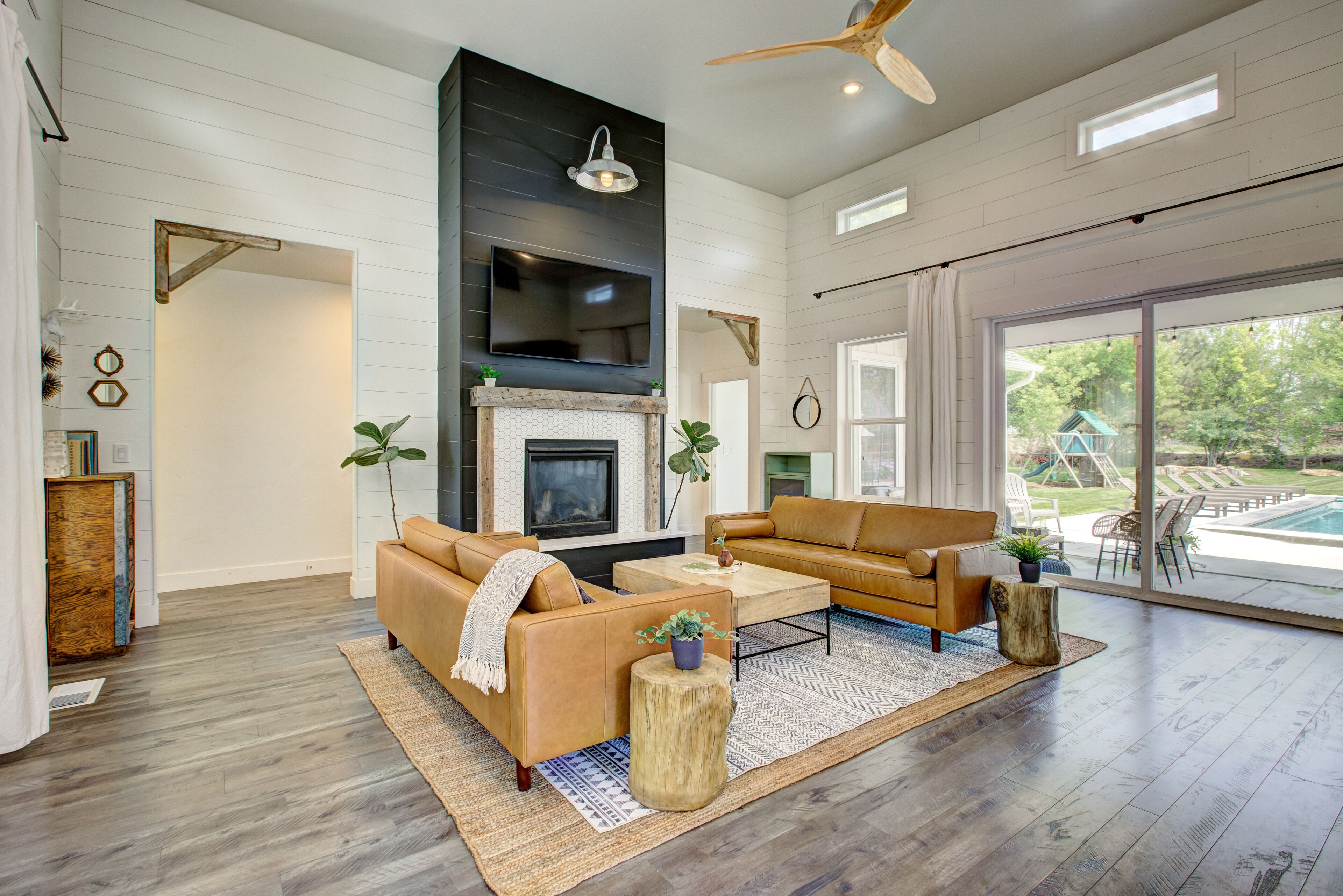 Smart TV y chimenea 