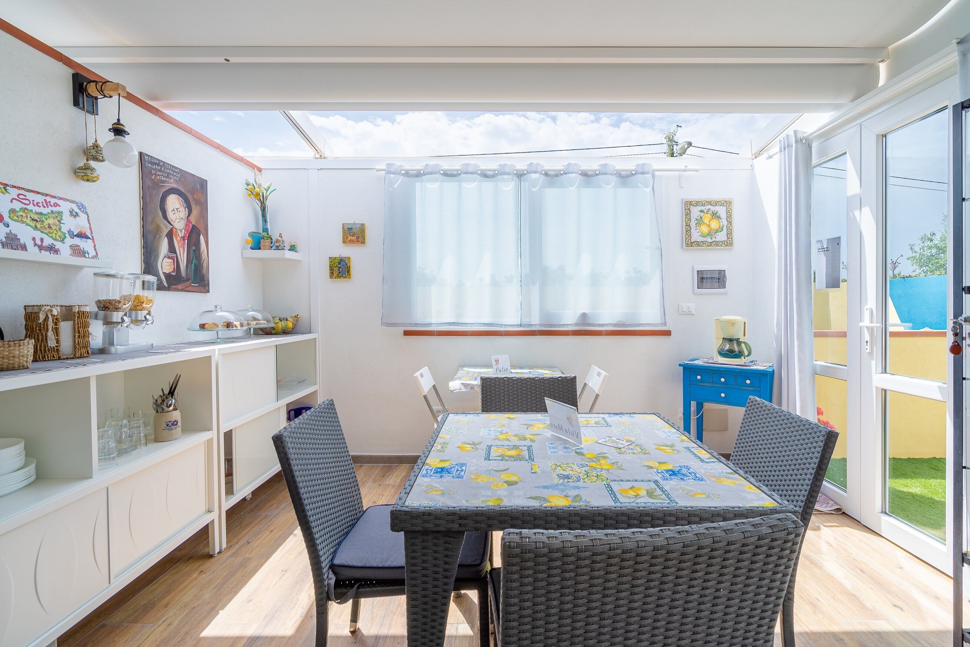 Een eetruimte met een tafel, stoelen en uitzicht op de omgeving.