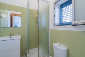 Een douche, een haardroger, handdoeken