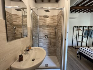 Hair dryer, bidet, towels, soap - New! Marvelous Apt with Pantheon View (Roma)