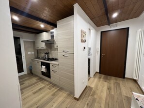 Fridge, electric kettle, coffee grinder, cookware/dishes/utensils - New! Marvelous Apt with Pantheon View (Roma)